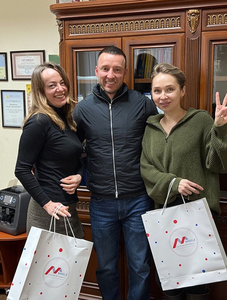 Клієнти агентства нерухомості Mikele з рієлтором після угоди, Київ — фото 13 (Google)