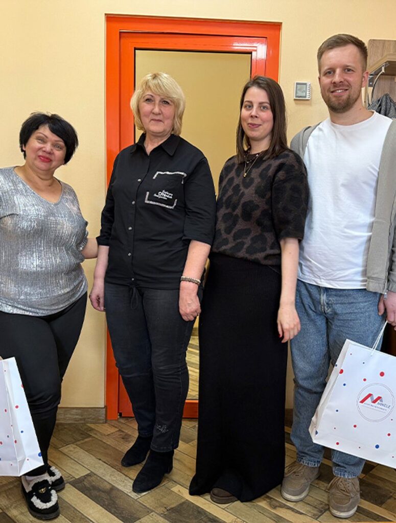 Клієнти агентства нерухомості Mikele з рієлтором після угоди, Київ — фото 16 (Google)