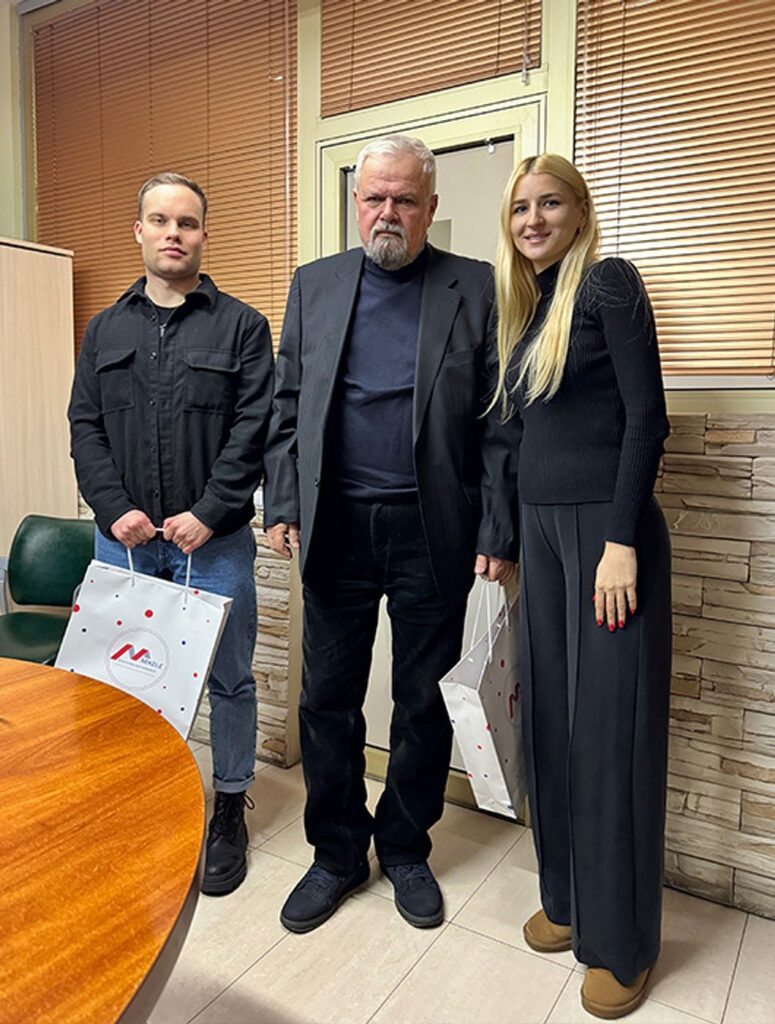 Клієнти агентства нерухомості Mikele з рієлтором після угоди, Київ — фото 22 (Google)